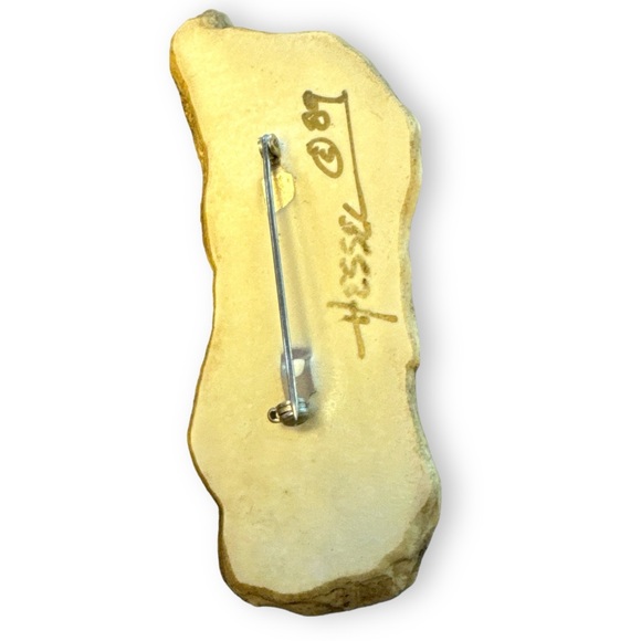 1989 Signed Portrait Enamel Brooch - Picture 2 of 3